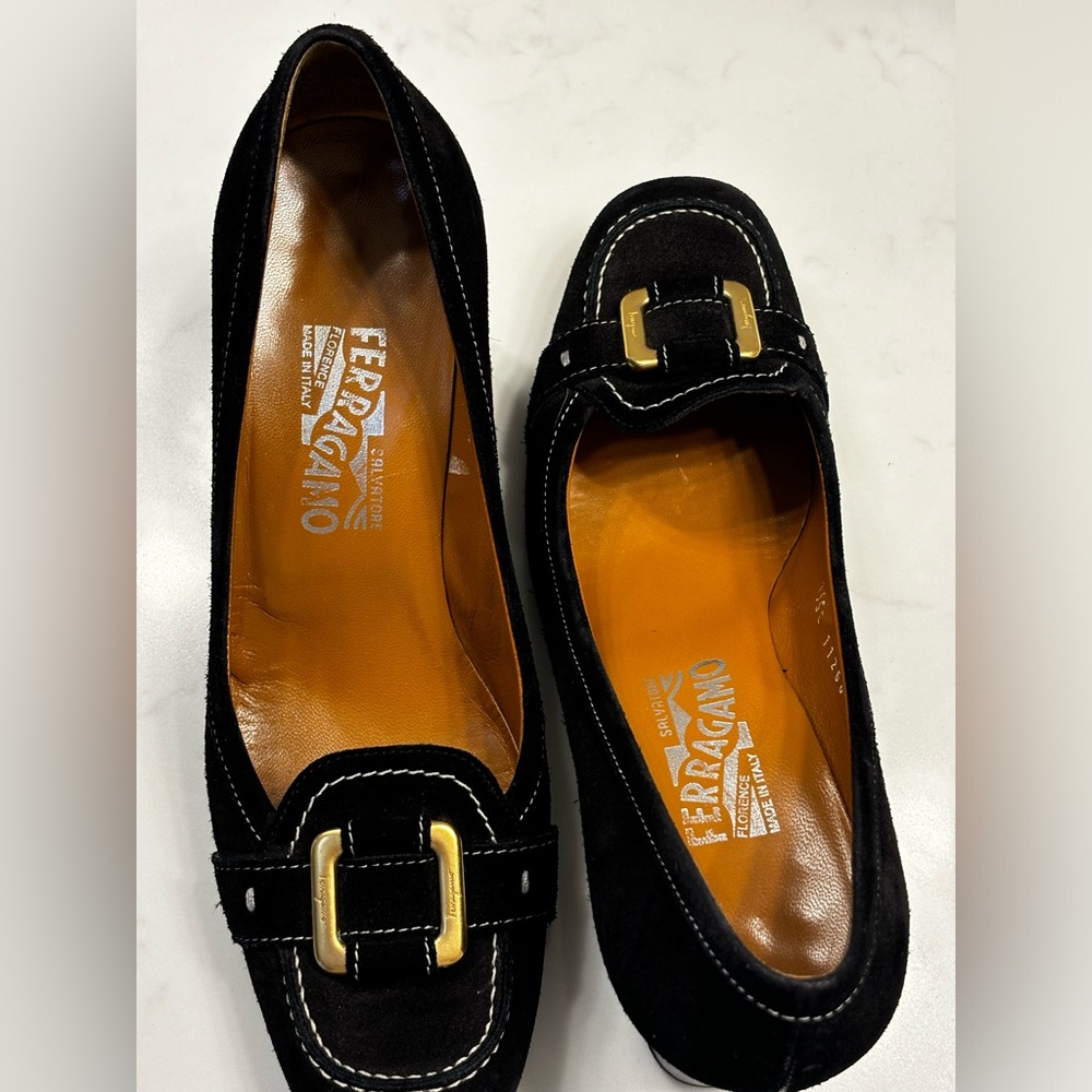 Ferragamo suede pumps with gold buckle hardware - Picture 4 of 8